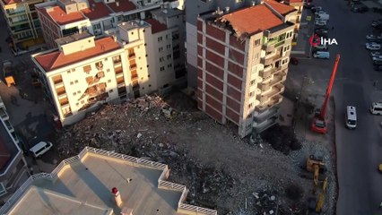 Ağır hasarlı bina yıkım esnasında çöktü, hasar gören yandaki bina mühürlendi