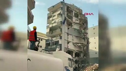 Ağır hasarlı bina yandaki binanın üzerine çöktü