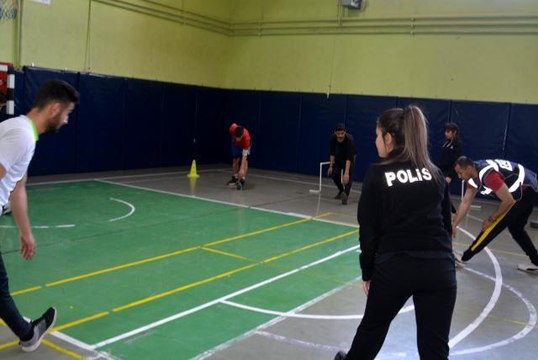 Hakkarili gençler polis olmak için ter döküyor