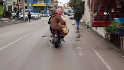 Elektrikli motosiklette tehlikeli yolculuk kamerada