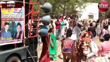 हमीरपुर में होली के दूल्हे की निकली बारात