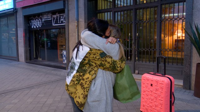 Abrazos y lágrimas de Olga al despedirse de Rocío Flores