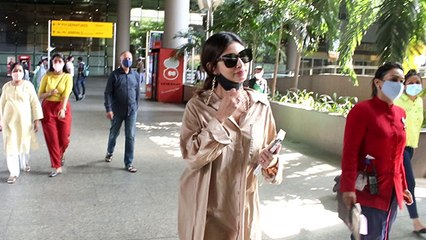 Mouni Roy एयरपोर्ट पर अपने कपड़ो की वजह से हुई Uncomfortable | FilmiBeat