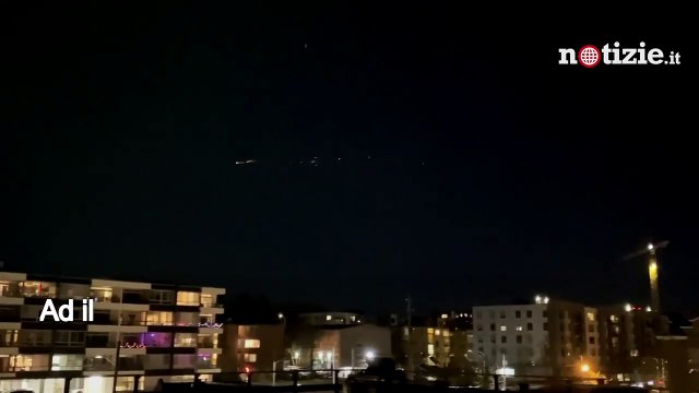 Seattle, stelle cadenti? Cometa? Slitta di Babbo Natale? No, è colpa di Elon Musk: ecco perché