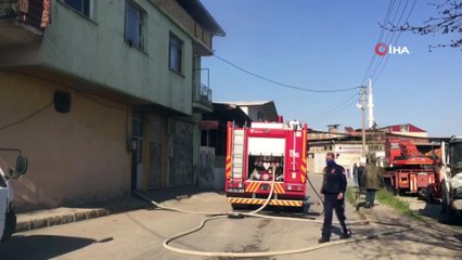 Yangından kurtarılan çocuklar ağlayarak annelerine sarıldı