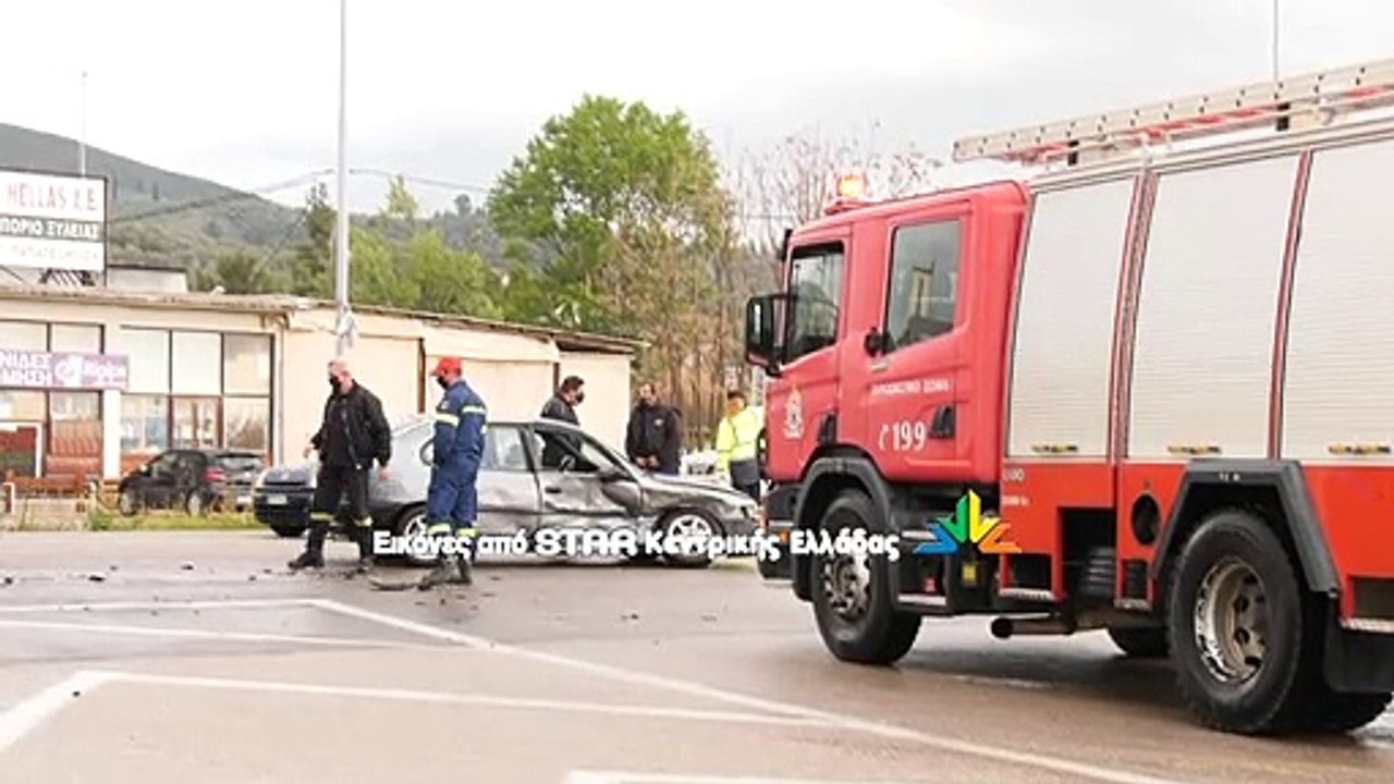 Τροχαίο με τρία επιβατικά και τραυματία στον πε...