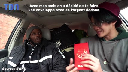 Cette personne donne une enveloppe remplie d'argent à un sans-abri !