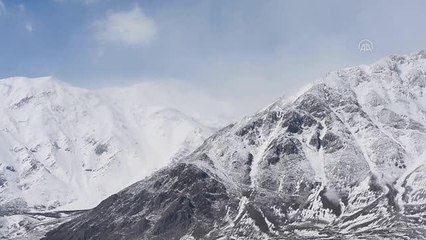 Tunceli'nin bir yanında bahar diğer yanında "kara kış" yaşanıyor