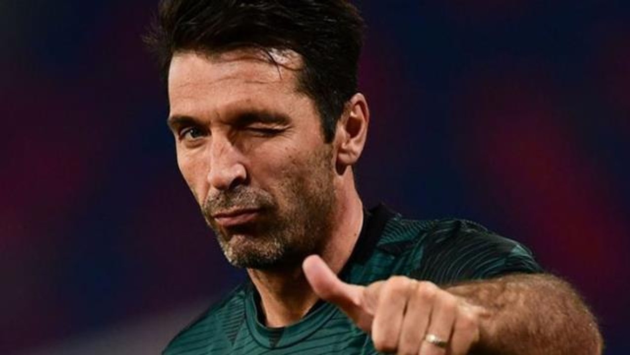 Juventus'un oynamaya devam eden efsane kaleci Buffon, Roma'ya Uğurcan Çakır için kefil oldu