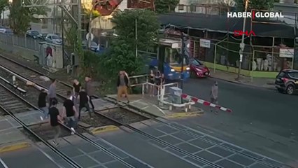 İki grup tren raylarında kavga etti