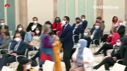Algunos diputados se marchan del pleno en el turno de Vox y otros sacan carteles antifascistas