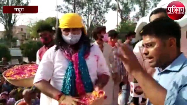 लड्डू और गुलाल के साथ-साथ ठाकुर प्रियाकांत जू ने जलेबी से खेली होली