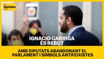Ignacio Garriga és rebut amb diputats abandonant el Parlament i símbols antifeixistes