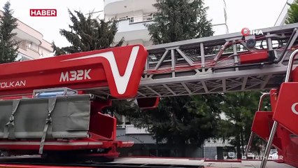 Bursa'da boş dairenin balkonuna düşen kediyi itfaiye kurtardı