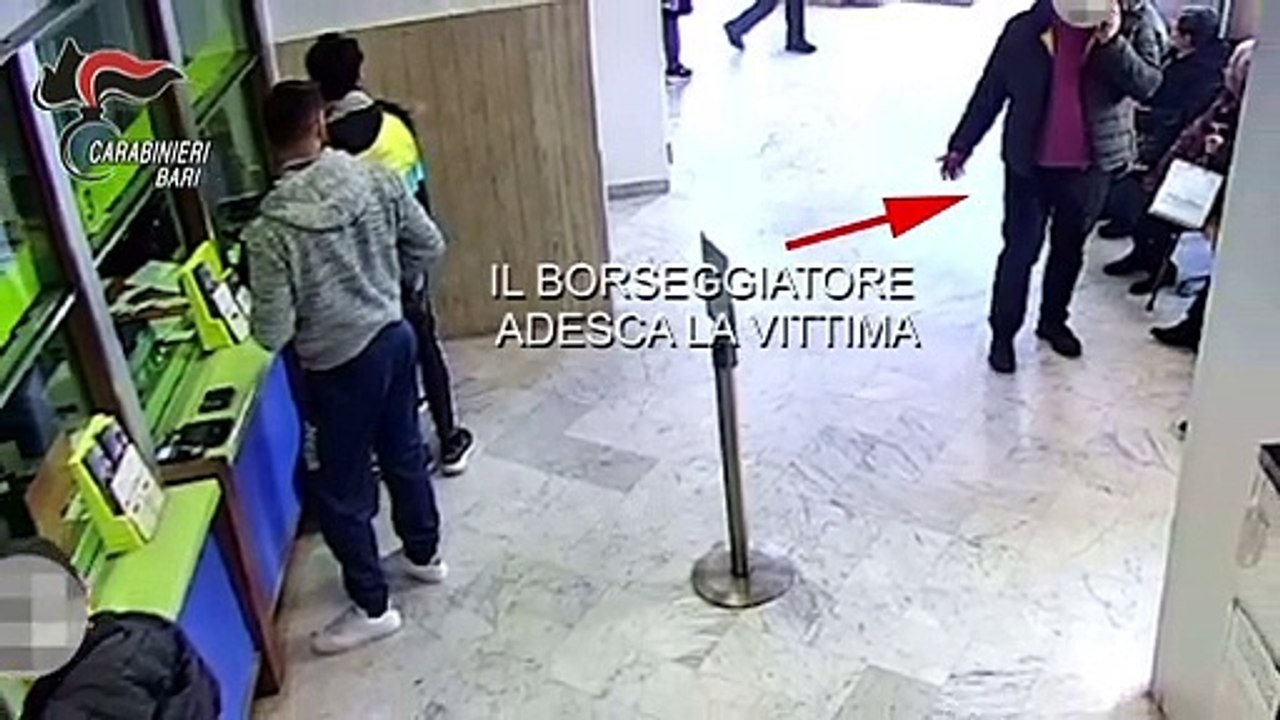 Puglia: "scusi ha la giacca sporca" e rubano la...