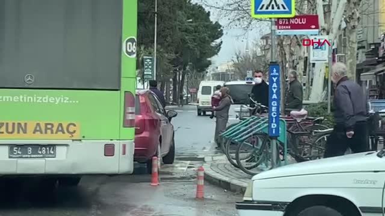 SAKARYA Yanlış park edilen aracı vatandaşlar yolun kenarına çekti