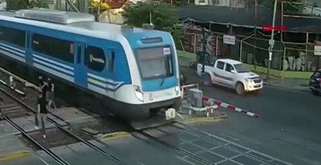 Tren rayında kavga ettiler!