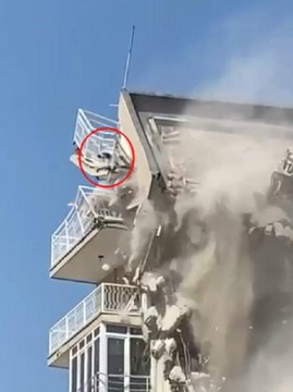 Yıkım sırasında çatıdan düşen kedi, hayati tehlikeyi atlattı