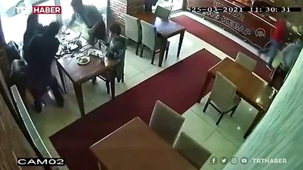 Restoran sahibi boğazına et parçası kaçan çocuğun hayatını kurtardı