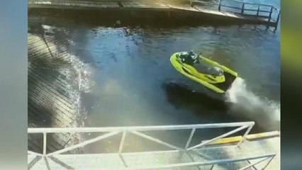 Avustralya'da kontrolden çıkan jet ski iskeleye çarptı, dehşet anı kamerada