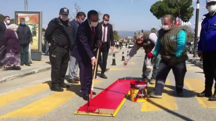 Kaymakam ve başkan yaya geçidini kırmızıya boyadı