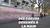 Covid-19: 150.000 coeurs ont été dessinés sur ce mur à Londres en mémoire aux victimes