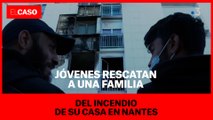 Jóvenes rescatan a una familia del incendio de su casa