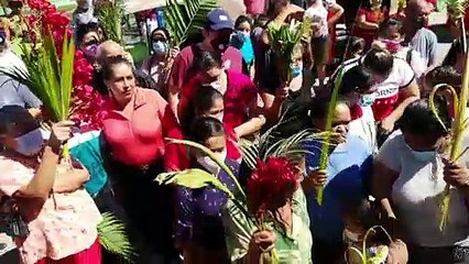 Sacerdote en Honduras arranca mascarilla a fieles