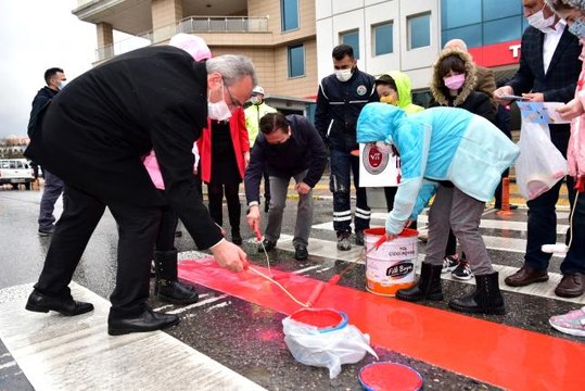 Tuzla'da yaya geçitleri kırmızıya boyandı