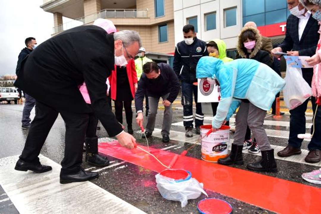 Tuzla'da yaya geçitleri kırmızıya boyandı
