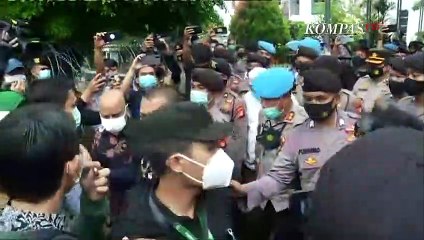 TOP 3 NEWS: Olah TKP Kilang Balongan, Pengacara Rizieq Cekcok dengan Polisi, Tabrakan Transjakarta