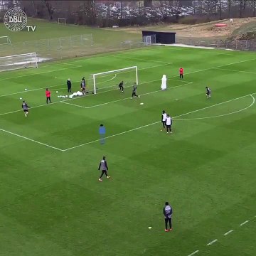 Le coup du scorpion incroyable de Thomas Delaney