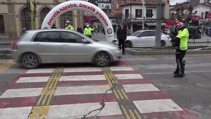 Tải video: Son dakika haberi! ÇORUM 'Sosyal mesafe' unutuldu; şapka dağıtımını polis müdürü durdurdu