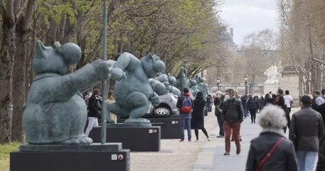 Les vingt chats géants de Geluck prennent la pose sur les Champs-Élysées