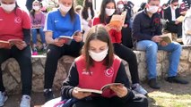 Sosyal mesafeli maskeli kitap okuma etkinliği