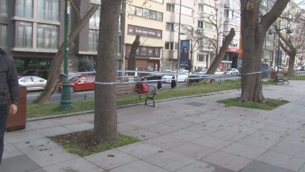 TAKSİM GEZİ PARKI'NDA BANKTA UNUTULAN ÇANTA POLİSİ HAREKETE GEÇİRDİ