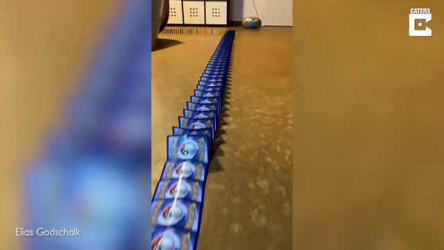 Il crée un parcours de domino incroyable avec des cartes Pokemon