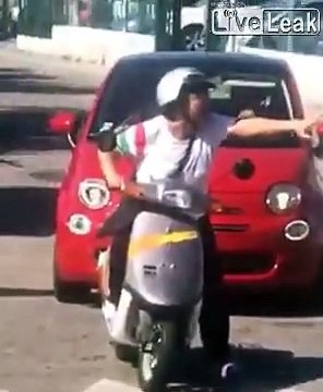 Personne ne veut laisser passer cette mamie en scooter... laissez-moi passer