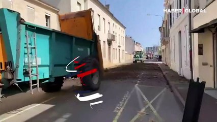 Çiftçilerden ilginç eylem! Traktörlerle sokaklara gübre döktüler