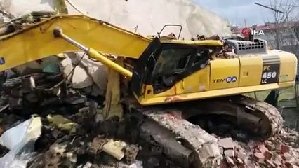 Yıkım faciaya dönüştü... Operatör binanın altında kaldı