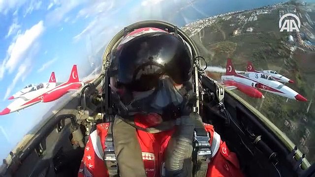 Türk Yıldızları gösterisinin kokpit görüntüleri nefes kesti