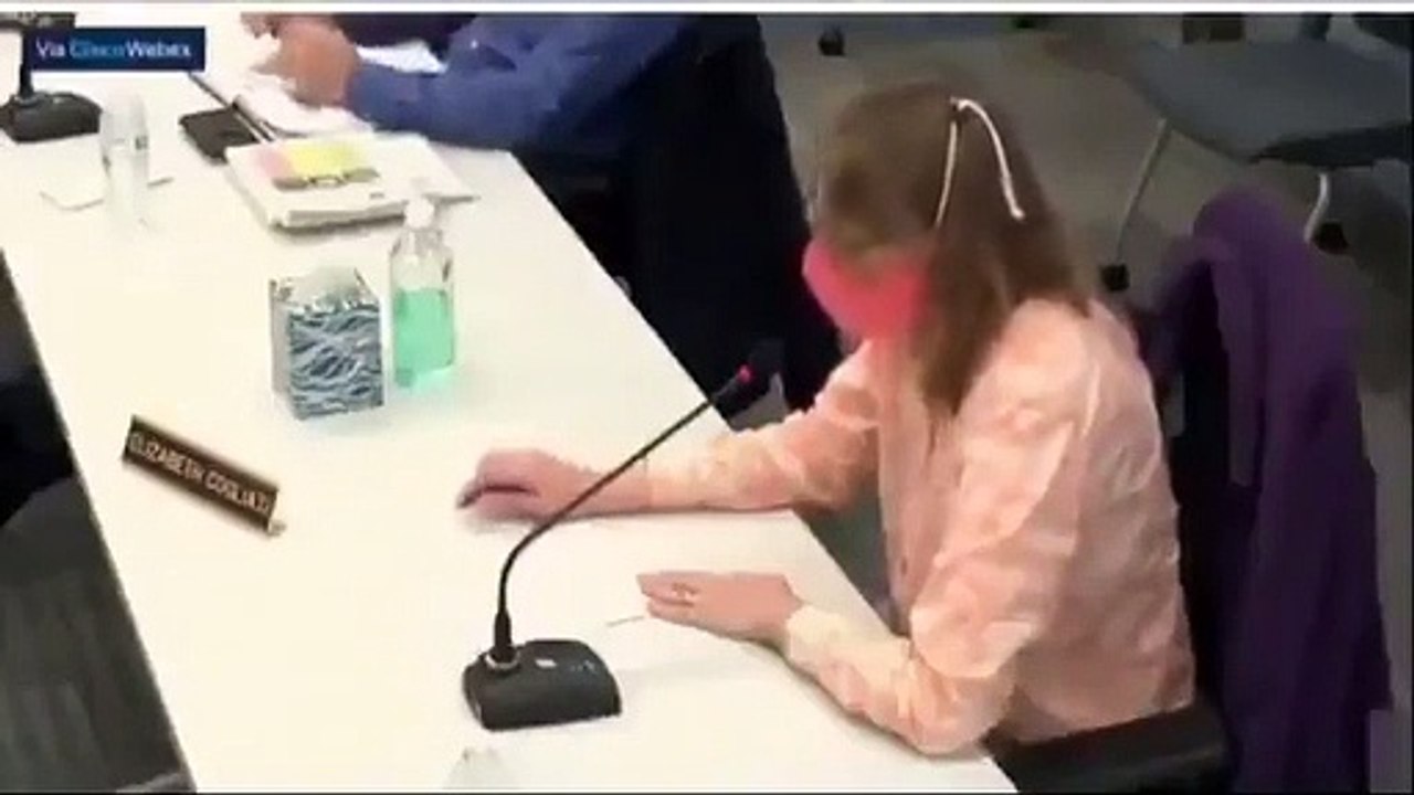 Esperpéntico momento el vivido en una junta escolar en EEUU: Una profesora, defensora a ultranza de la mascarilla, casi se desmaya al no poder respirar mientras defendía su uso obligatorio