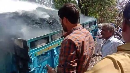ग्राम तिलावद में थ्रेशर मशीन में गेहूं निकालने के लिए ले जा रहे ट्रैक्टर ट्रॉली में लगी आग