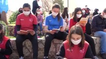 Sosyal mesafeli maskeli kitap okuma etkinliği