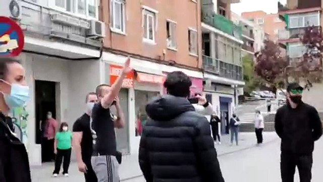 Un grupo de estética de neonazi increpa a Iglesias en Coslada