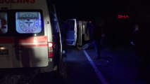 BURSA Bursa'da minibüs ile otomobil kafa kafaya çarpıştı; 3 yaralı