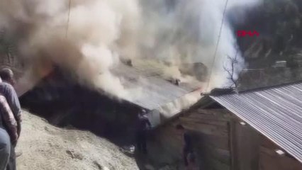 ADANA Feke'de yangın çıkan ev, kullanılamaz hale geldi