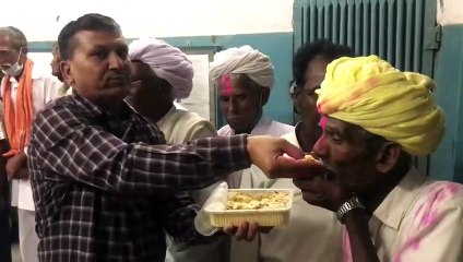 मिठाई खिलाई, गुलाल अबीर लगाए व बैण्ड बाजों के साथ 15 कैदी रिहा