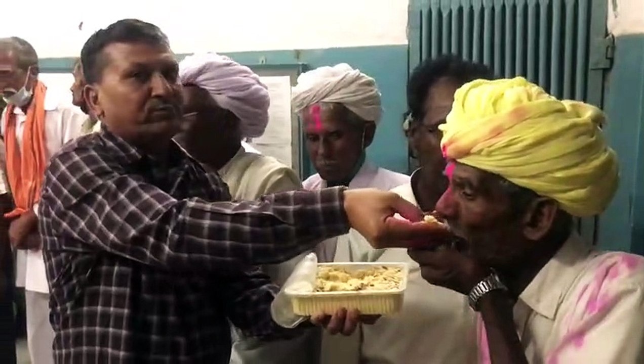 मिठाई खिलाई, गुलाल अबीर लगाए व बैण्ड बाजों के स...