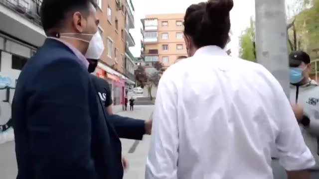 Tenso enfrentamiento entre Pablo Iglesias y un grupo de ultras en Madrid